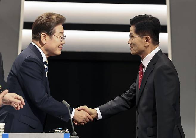 이재명 더불어민주당(왼쪽), 김문수 국민의힘 대통령 후보가 23일 서울 영등포구 KBS본관 스튜디오에서 중앙선거방송토론위원회 주관 제21대 대통령선거 2차 후보자 토론회 시작에 앞서 악수하고 있다. 2025.5.23/뉴스1