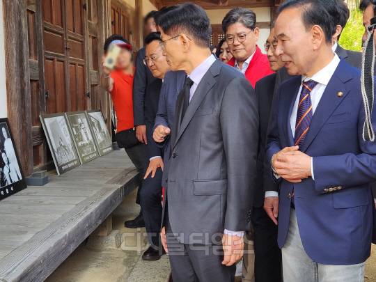김문수 국민의힘 대선 후보가 25일 오전 충북 옥천군 고 육영수 여사 생가를 방문했다. 윤선영 기자