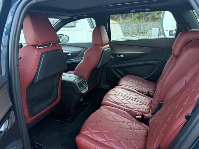 성인 3명이 타도 넉넉한 공간의 2열.