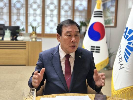 최민호 세종특별자치시장이 디지털타임스와의 인터뷰에서 세종시의 행정수도 완성 당위성과 충청권 광역연합 출범의 의미 등을 설명하고 있다. 강승구 기자