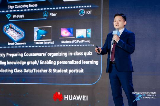 황위 화웨이 글로벌 공공사업부 교육부문 CTO가 24일 중국 광둥성 선전시 푸티안 샹그릴라 호텔에서 열린 '화웨이 ICT 경진대회'에서 인공지능(AI) 인재 육성 산학연 협력 사례를 소개하고 있다. 화웨이 제공