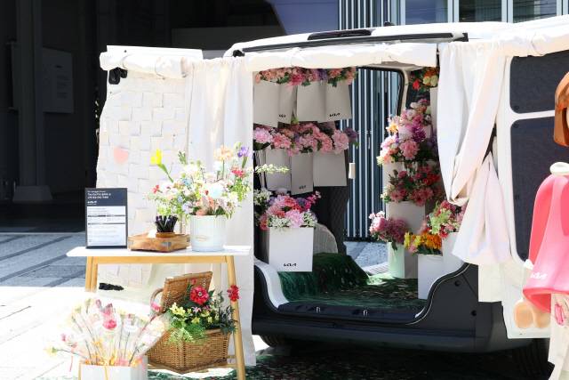 행사장 외부에 꽃집으로 꾸며진 PV5 카고 모델. 기아 제공
