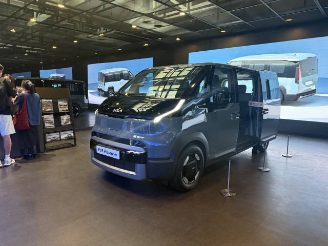 기아 언플러그드 그라운드 입구 옆에 기아의 첫 PBV 모델인 PV5의 승객 탑승에 초점을 맞춘 '패신저' 모델이 전시돼 있다.