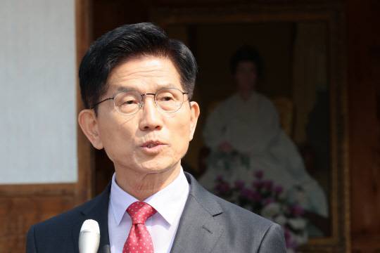 김문수 국민의힘 대선 후보가 25일 충북 옥천군 육영수 여사 생가를 방문한 뒤 취재진 앞에서 현안 관련 입장 발표를 하고 있다. 연합뉴스