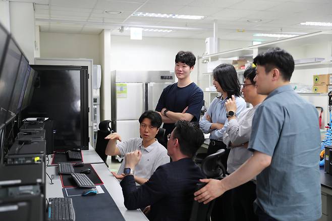 최한경 DGIST 휴먼디지털트윈전략추진단장(왼쪽 중간)과 연구진들이 연구수행 전략을 논의하고 있다.