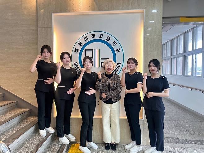 김미영 배정미래고 교장과 재학생들이 기념 촬영을 하고 있다.