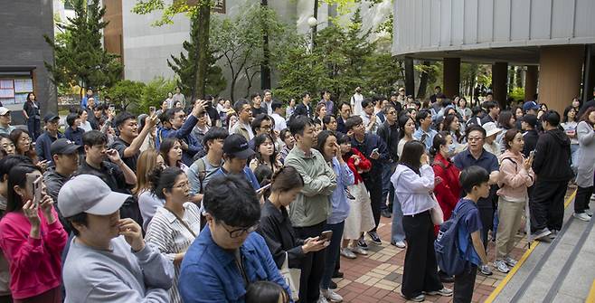 24일 SWTO 대회 참가를 위해 서울교대에 모인 학생들과 학부모. (사진=우단우 PD)