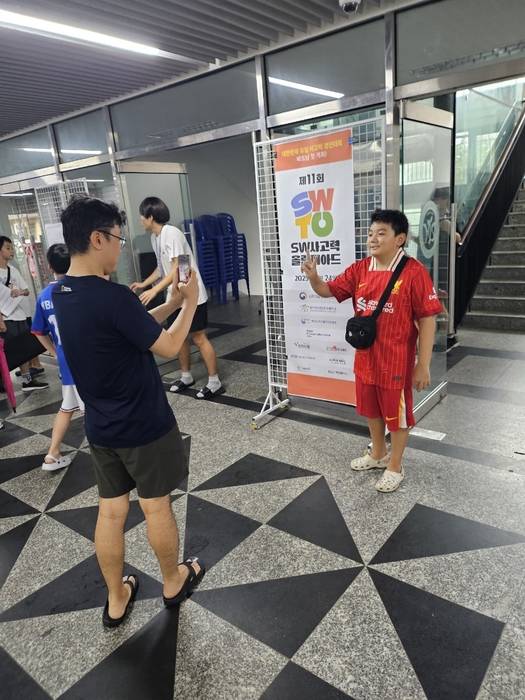 24일 베트남 호찌민시에 위치한 호치민시한국국제학교에서 열린 제11회 소프트웨어사고력올림피아드에 참가한 한인 학생이 기념촬영을 하고 있다.