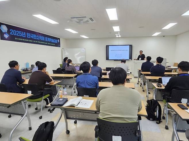 강창수 한국탄소산업진흥원 수석연구원이 22~23일 이틀간 기술교육동에서 열린 '2025년 한국탄소학회 춘계학술대회'에셔 발표하고 있다.