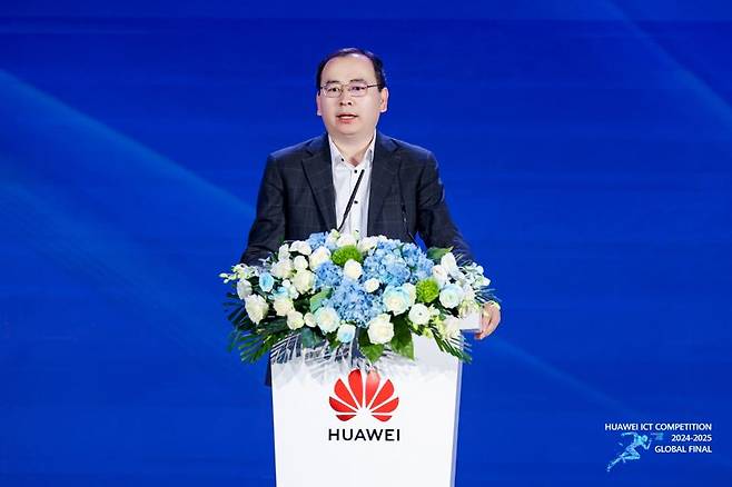 루융핑 화웨이 중국 지역 교육 및 의료분야 총괄 디렉터가 지난 24일 중국 선전 샹그릴라 호텔에서 열린 ‘화웨이 ICT 경진대회 2024-2025 글로벌 결선’에서 환영사를 하고 있다. 화웨이 제공