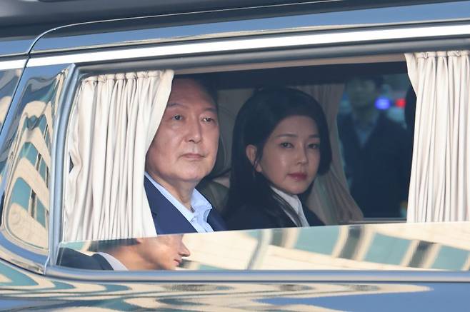 윤석열 전 대통령이 지난달 11일 오후 서울 용산구 한남동 관저를 나서며 지지자들에 인사하고 있다. 윤 전 대통령 오른쪽은 김건희 여사. 사진=뉴시스