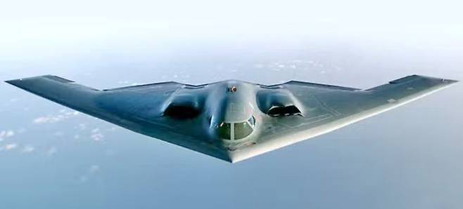 조종사 2명이 탑승하는 B-2는 날개 길이 52.4ｍ, 기체 길이 21ｍ에 최대 이륙 중량 17만600㎏, 최대속도 마하 0.95, 무장 탑재량 18t으로 500파운드급(250여㎏)의 JDAM은 80여 발을 투하할 수 있다. 핵 탑재도 가능하며 B61·B83 핵폭탄 16발과 공중발사 순항미사일 등을 실을 수 있다. 미공군 홈페이지 캡처