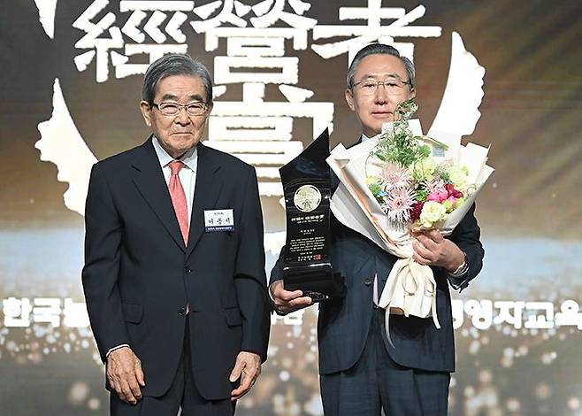 백정호 동성케미컬 회장(오른쪽)이 ‘2025년 한국의 경영자상’ 수상 후 이봉서 한국능률협회 회장과 기념촬영을 하고 있다. 동성케미컬 제공