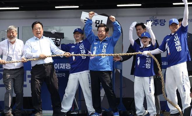 [당진=뉴시스] 조성봉 기자 = 이재명 더불어민주당 대선 후보가 25일 충남 당진시 당진전통시장 입구에서 열린 유세에서 참석자들과 ‘국민 vs 기득권 줄다리기’ 퍼포먼스를 하고 있다.2025.05.25.suncho21@newsis.com /사진=뉴시스