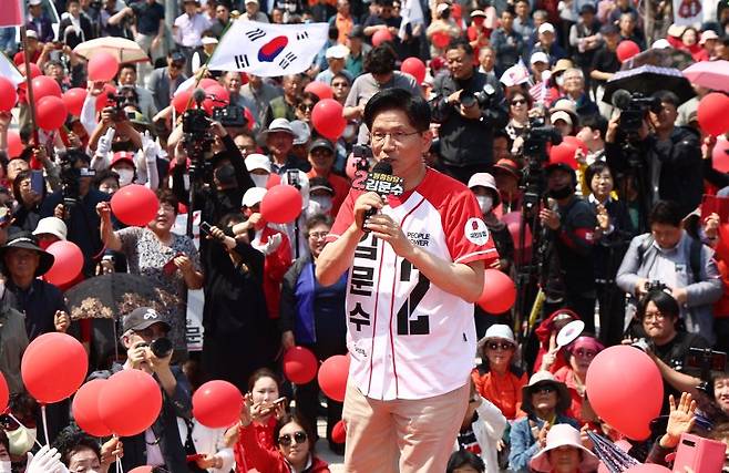 김문수 국민의힘 대선 후보가 25일 오전 충남 보령군 대천역 광장에서 열린 집중유세에서 지지호소를 하고 있다. (공동취재) /사진=뉴시스화상