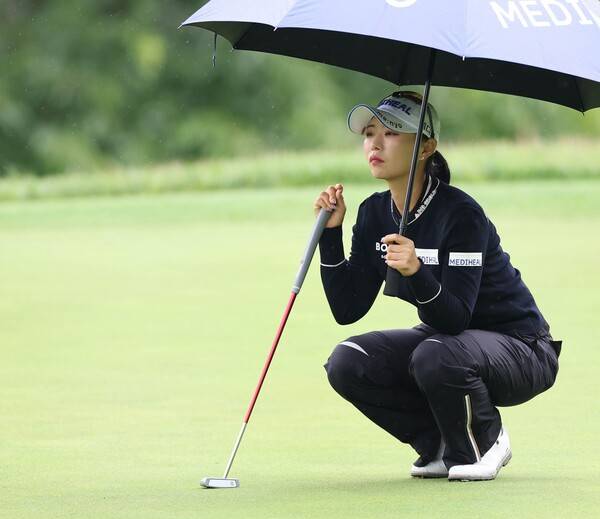 2025년 한국여자프로골프(KLPGA) 투어 제13회 E1채리티 오픈 대회 우승 경쟁에 뛰어든 이채은2 프로가 2라운드에서 경기하는 모습이다. 사진제공=KLPGA