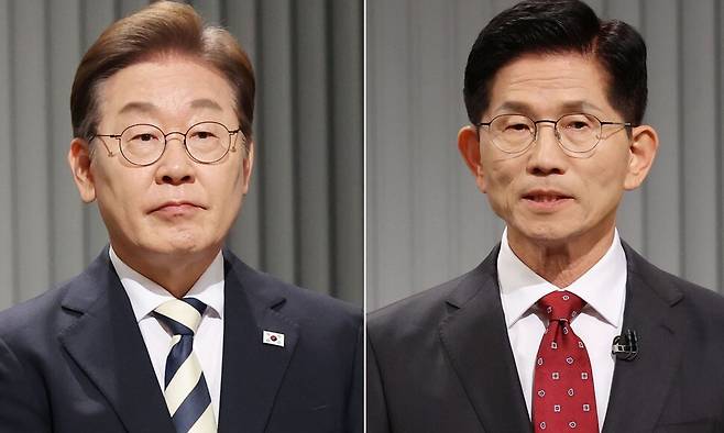 이재명 더불어민주당 대통령 후보(왼쪽)와 김문수 국민의힘 대통령 후보가 23일 저녁 서울 영등포구 한국방송(KBS) 본관 스튜디오에서 열린 중앙선거방송토론위원회 주관 제21대 대통령선거 2차 후보자토론회 시작에 앞서 토론 준비를 하고 있다. 국회사진기자단