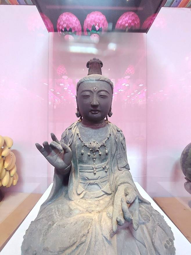 지난 5일 오후 충남 서산 부석사 설법전에서 일본으로 반환되기 전 마지막으로 일반인들과 만난 고려시대 금동관세음보살좌상의 정면. 상투를 튼 머리에 후덕하고 온화한 표정의 인간미가 돋보이는 14세기 불상 조각의 수작으로 꼽힌다. 1330년 만들었다는 발원문이 불상 몸체 내부에서 복장 유물로 나왔기 때문에 14세기엔 매우 드문 기년 작품이란 점도 소중하다. 노형석 기자