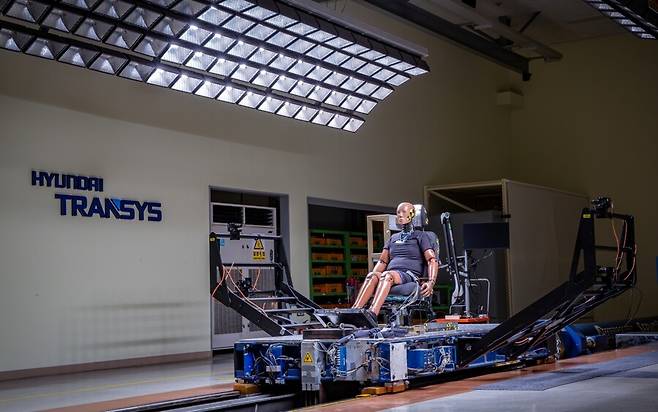 현대트랜시스 동탄시트연구센터 내 슬레드 시험 시설 모습. 이 시험은 충돌 상황을 재연해 인체에 가해지는 충격 데이터를 분석하는 시험이다. 현대트랜시스 제공