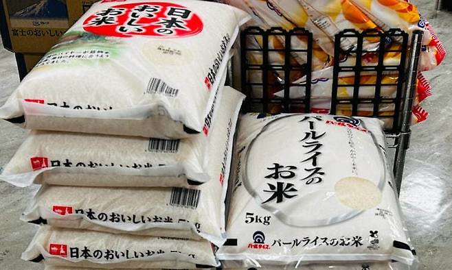 지난달 도쿄 한 상점에 5㎏짜리 쌀이 진열돼 있다.