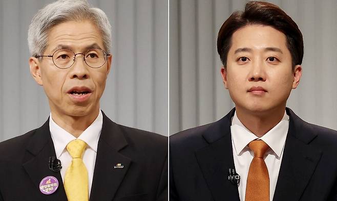 지난 23일 중앙선거방송토론위원회 주관 티브이 토론회에 참석한 권영국 민주노동당 대통령 후보(왼쪽)와 이준석 개혁신당 대통령 후보. 국회사진기자단