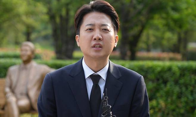 개혁신당 이준석 대선 후보가 지난 23일 경남 김해시 진영읍 봉하마을을 방문해 노무현 전 대통령 묘역을 참배한 뒤 발언하고 있다. 개혁신당 제공, 연합뉴스