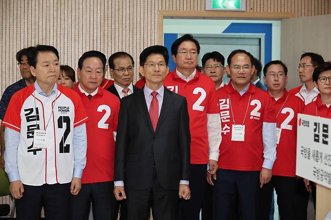 국민의힘 김문수 대선 후보가 25일 충남 계룡시 계룡 병영체험관에서 국방공약을 발표하기 위해 입장해 있다. 연합뉴스