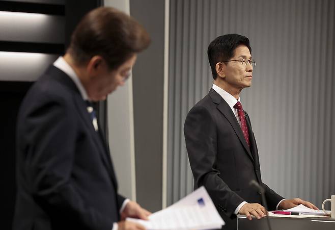 김문수 국민의힘 대선후보(오른쪽)가 지난 23일 서울 영등포구 여의도 한국방송(KBS) 스튜디오에서 열린 중앙선거방송토론위원회 주관 제21대 대통령선거 후보자 토론회에 앞서 준비를 하고 있다. 국회사진기자단