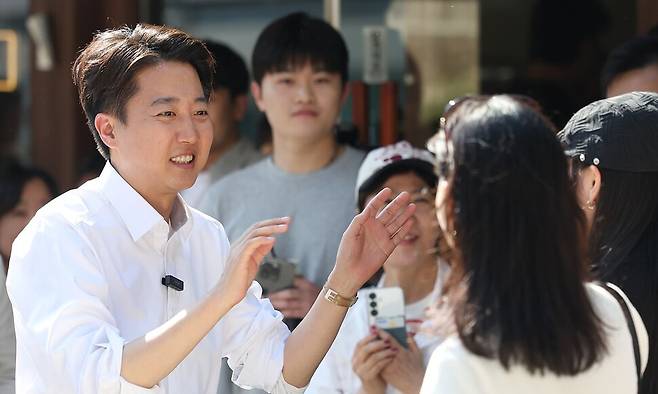 이준석 개혁신당 대통령 후보가 25일 서울 종로구 종묘 인근 서순라길에서 거리 유세를 하며 시민들과 인사를 하고 있다. 연합뉴스