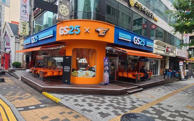 GS25가 한화 이글스와 함께 낸 특화 매장 대전 타임월드점 모습. 대전=박경담 기자