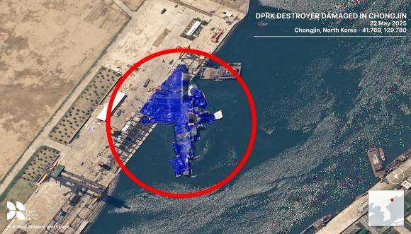영국의 비영리 안보연구기관 오픈소스센터(OSC)가 22일(현지시간) X를 통해 진수식에서 파손된 북한 신형 5,000t급 구축함 사진을 공개했다. 함수는 육지에, 함미는 물에 있는 채로 파란색 거적이 둘러져 있는 것으로 보인다. 엑스 캡처