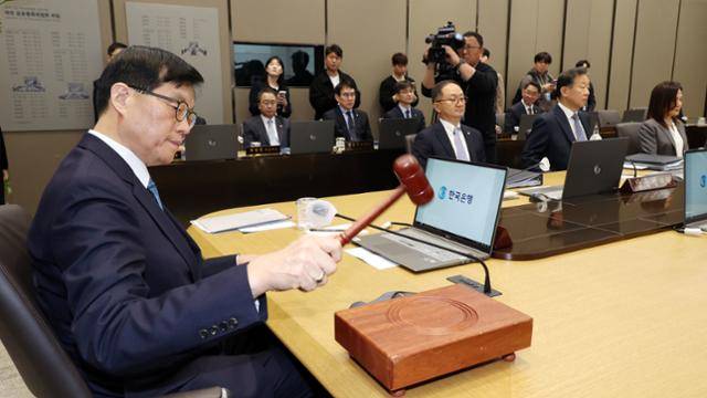 이창용 한국은행 총재가 4월 17일 서울 중구 한국은행 본관에서 열린 금융통화위원회 본회의에 개회를 선언하는 의사봉을 치고 있다. 뉴스1