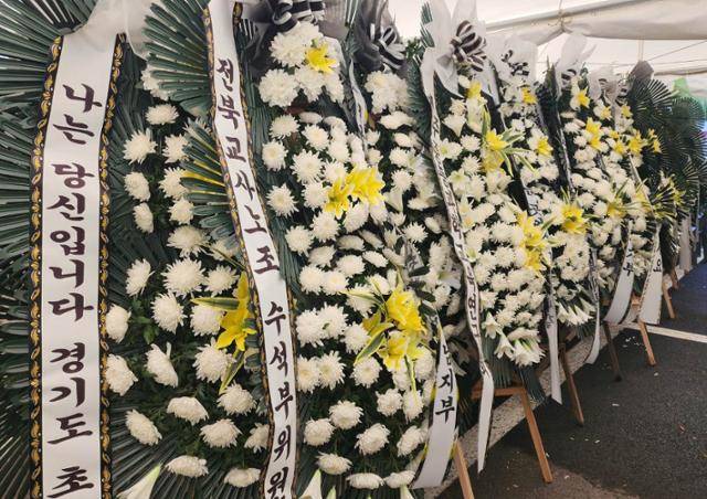 제주도교육청에 설치된 숨진 중학교 교사 분향소에 25일 전국에서 보낸 근조 화환들이 늘어서 있다. 제주=김영헌 기자