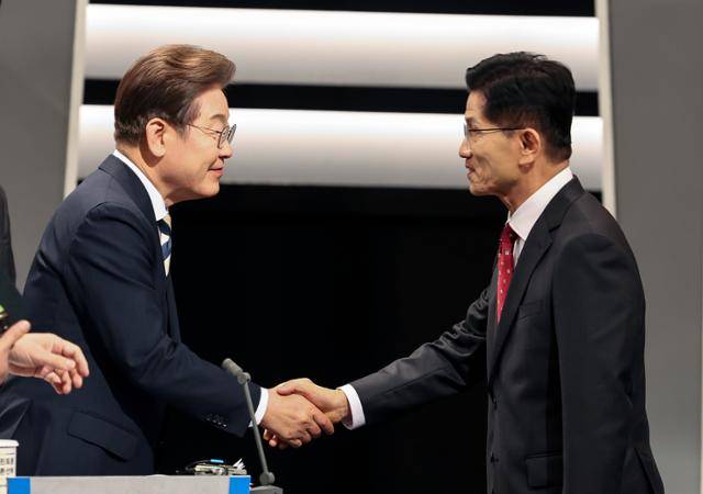 이재명(왼쪽) 더불어민주당 대선 후보와 김문수 국민의힘 후보가 23일 서울 영등포구 KBS본관 스튜디오에서 중앙선거방송토론위원회 주관 제21대 대통령선거 2차 후보자 토론회 시작에 앞서 악수하고 있다. 뉴스1
