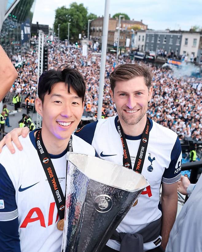 토트넘 손흥민이 24일 영국 런던에서 열린 UEL 우승 기념 버스 퍼레이드 뒤 자신의 SNS를 통해 또 다른 소감을 전했다. 사진=손흥민·토트넘 SNS