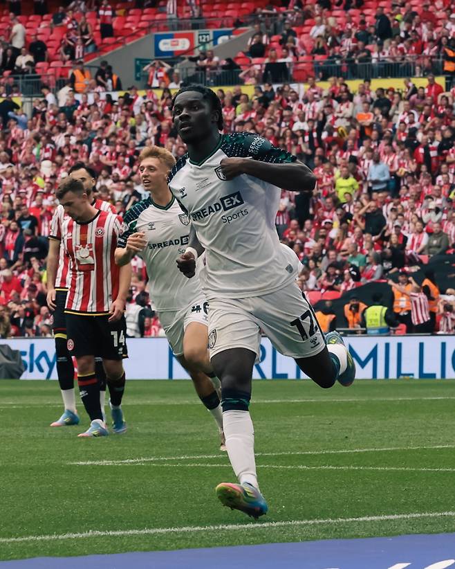 선덜랜드 마옌다가 25일 영국 런던의 웸블리 스타디움에서 끝난 셰필드와의 챔피언십 승격 PO 결승전에서 동점 골을 넣고 환호하고 있다. 사진=선덜랜드 SNS