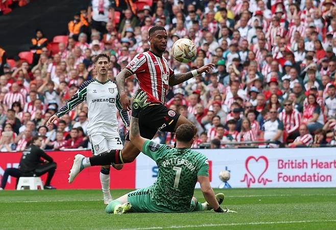 <yonhap photo-6666=""> Soccer Football - Championship - Play-Off Final - Sheffield United v Sunderland - Wembley Stadium, London, Britain - May 24, 2025 Sheffield United's Tyrese Campbell scores their first goal REUTERS/Hannah Mckay EDITORIAL USE ONLY. NO USE WITH UNAUTHORIZED AUDIO, VIDEO, DATA, FIXTURE LISTS, CLUB/LEAGUE LOGOS OR 'LIVE' SERVICES. ONLINE IN-MATCH USE LIMITED TO 120 IMAGES, NO VIDEO EMULATION. NO USE IN BETTING, GAMES OR SINGLE CLUB/LEAGUE/PLAYER PUBLICATIONS. PLEASE CONTACT YOUR ACCOUNT REPRESENTATIVE FOR FURTHER DETAILShttps://isplus.com/2025-05-24 23:50:27/ <저작권자 ⓒ 1980-2025 ㈜연합뉴스. 무단 전재 재배포 금지, AI 학습 및 활용 금지></yonhap>