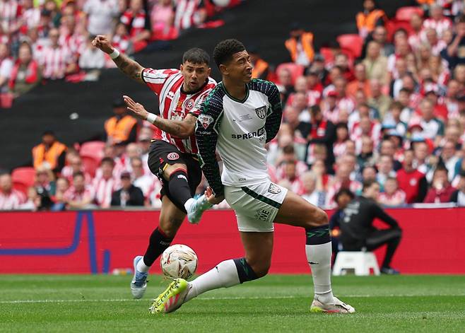 <yonhap photo-6642=""> Soccer Football - Championship - Play-Off Final - Sheffield United v Sunderland - Wembley Stadium, London, Britain - May 24, 2025 Sheffield United's Gustavo Hamer shoots at goal as Sunderland's Jobe Bellingham attempts to block the shot REUTERS/Hannah Mckay EDITORIAL USE ONLY. NO USE WITH UNAUTHORIZED AUDIO, VIDEO, DATA, FIXTURE LISTS, CLUB/LEAGUE LOGOS OR 'LIVE' SERVICES. ONLINE IN-MATCH USE LIMITED TO 120 IMAGES, NO VIDEO EMULATION. NO USE IN BETTING, GAMES OR SINGLE CLUB/LEAGUE/PLAYER PUBLICATIONS. PLEASE CONTACT YOUR ACCOUNT REPRESENTATIVE FOR FURTHER DETAILShttps://isplus.com/2025-05-24 23:39:10/ <저작권자 ⓒ 1980-2025 ㈜연합뉴스. 무단 전재 재배포 금지, AI 학습 및 활용 금지></yonhap>