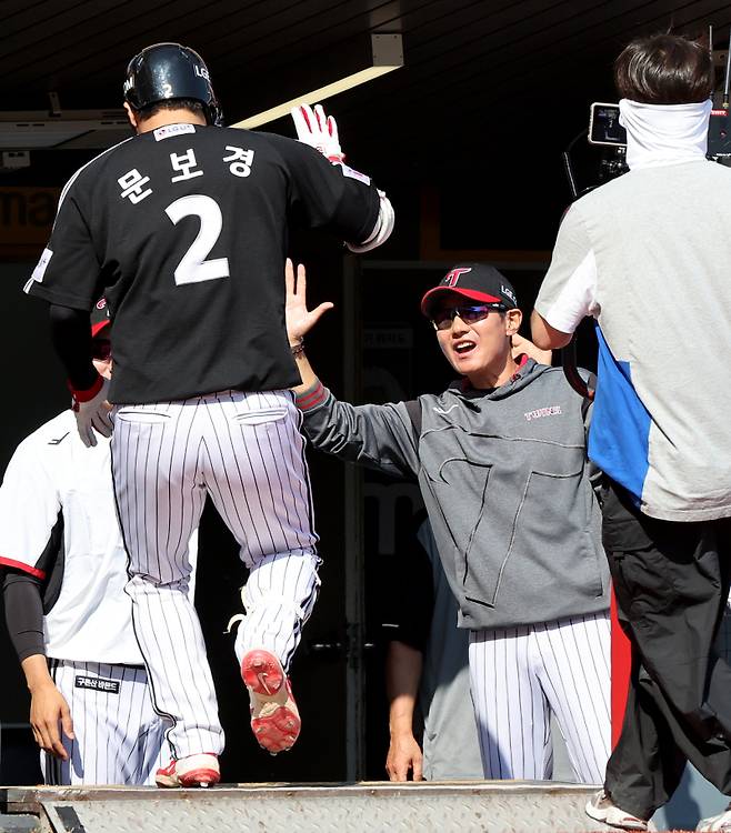 2025 KB0리그 프로야구 SSG랜더스와 LG트윈스의 경기가 25일 오후 인천SSG랜더스필드에서 열렸다. 7회초 무사 오스틴에 이어 솔로홈런을 치고 홈인한 문보경을 염경엽 감독이 맞이하고 있다. 인천=김민규 기자 mgkim1@edaily.co.kr /2025.05.25/