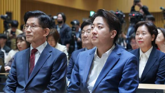 국민의힘 김문수 대선후보(왼쪽)와 개혁신당 이준석 대선후보가 19일 서울 중구 서울시청에서 열린 '약자와 동행하는 서울 토론회'에 참석해 나란히 앉아 있다. 2025.5.19 [사진=이준석 캠프]