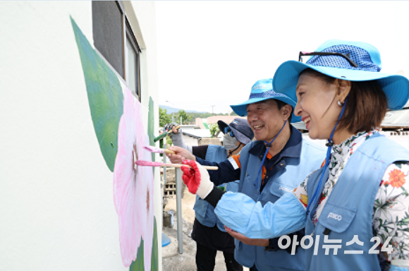 포항제철소 이동렬 소장이 벽화 그리기 봉사활동을 하고 있다. [사진=포항제철소]