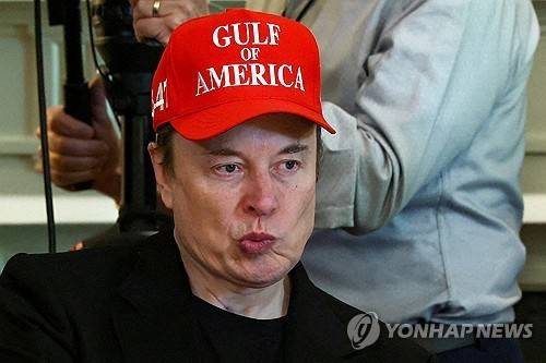 2025년 4월 30일 백악관에서 개최된 각료회의에 참석한 일론 머스크 정부효율부(DOGE) 수장. [사진=연합뉴스]