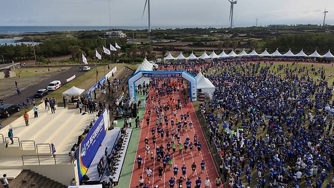 제29회 제주국제관광마라톤축제에 참가한 참가자들이 출발선에서 본격 레이스를 시작하고 있다. 트랙과 행사장은 1만여 명의 열기로 가득 찼다. (제주도관광협회 제공)