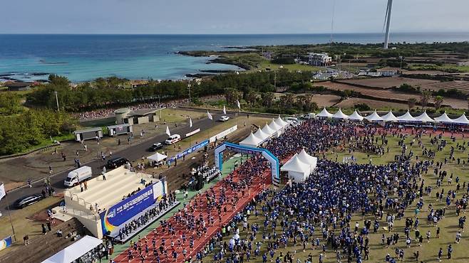 마라톤 행사장은 제주의 동쪽 바다를 배경으로 진행됐다. 트랙과 광장에는 국내외 참가자와 관람객들이 몰리며 축제 분위기를 더했다. (제주도관광협회 제공)