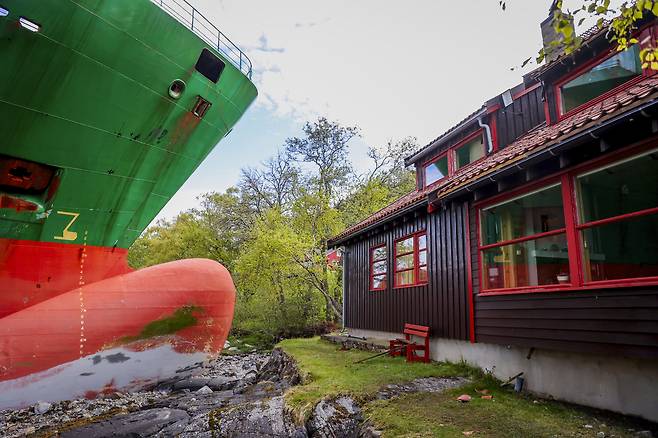 지난 22일(현지시간) 노르웨이 트론헤임에 있는 요한 헬베르그의 주택 앞마당에 길이가 135m인 컨테이너선 ‘NCL 살텐’이 좌초했다. EPA =연합뉴스
