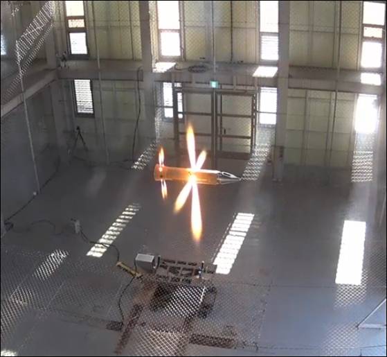 순수 국내기술로 개발한 장거리지대공유도무기(L-SAM)의 직격요격체가 자유롭게 위치변환과 방향조정하는 모습. '한국형 사드'라 불리는 L-SAM은 KAMD에서 1단계 미사일 방어를 담당한다. 국방부