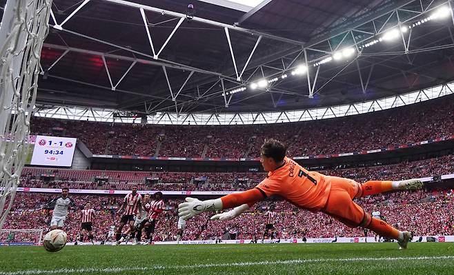 1-1로 맞선 후반 추가시간 5분에 선덜랜드 톰 왓슨의 슛이 골문 구석으로 향하고 있다. [로이터=연합뉴스]
