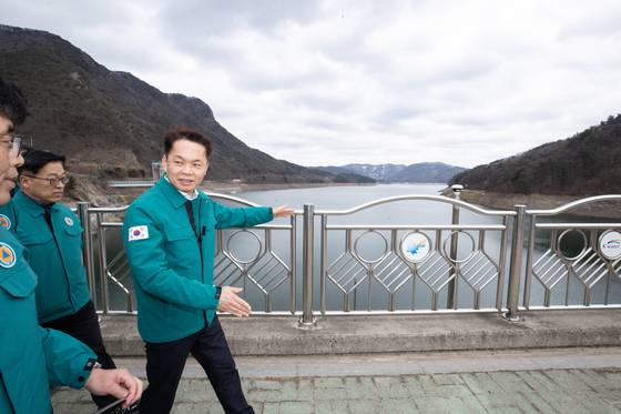 이병화 환경부 차관이 충남 보령시 한국수자원공사 보령댐지사에서 보령댐의 저수현황 및 용수수급 상황을 점검하고 있다. 연합뉴스