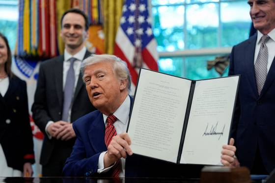 도널드 트럼프 미국 대통령이 2025년 5월 23일 미국 워싱턴 DC 백악관에서 행정명령에 서명하고 있다. 로이터=연합뉴스