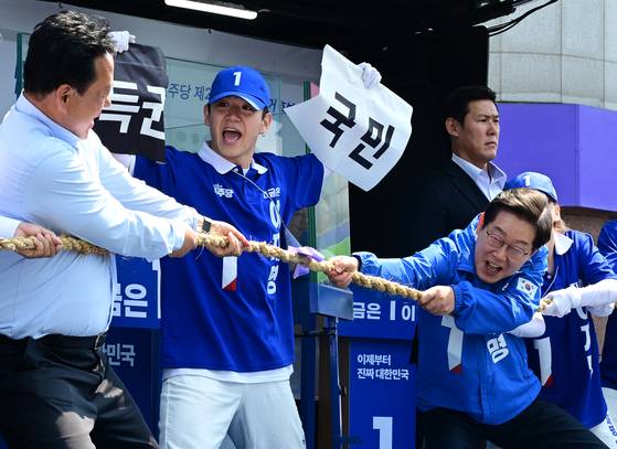 이재명 더불어민주당 대통령 후보가 캐스팅보트인 충청권 공략에 나선 25일 충남 당진전통시장을 찾아 지지를 호소하고 있다. 김성룡 기자